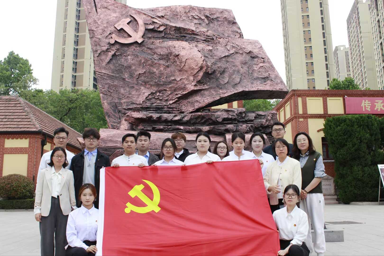 与该校党员教师及孤独症儿童共同开展“